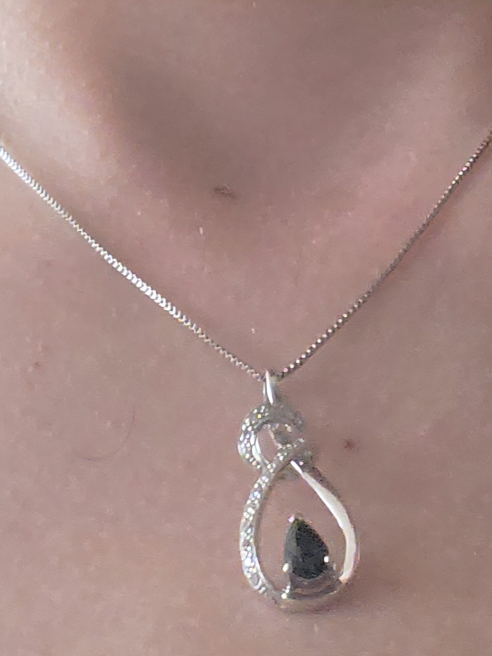 Vintage Estate pendant stunning natural blue sapphire And Diamonds 18 Inch Chain